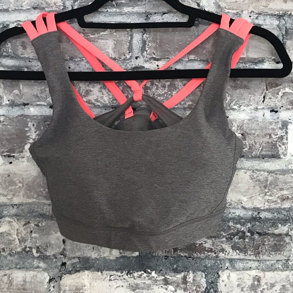 Lululemon bra excellent condition /pads